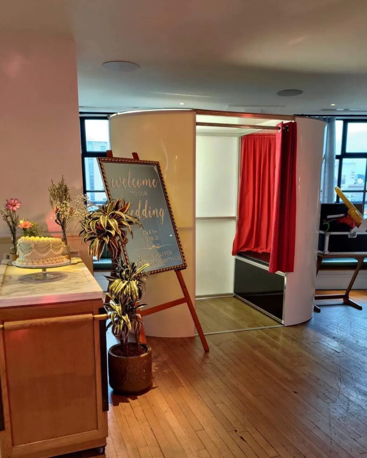 Oval Booth guest experience