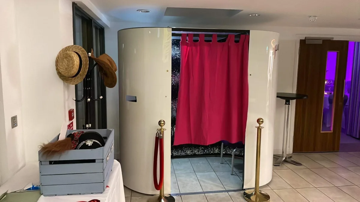 Oval Booth Hire Gallery media 9